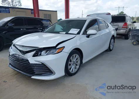 2021 Toyota Camry Le z USA, uszkodzony, nr VIN 4T1C11AK9MU584845